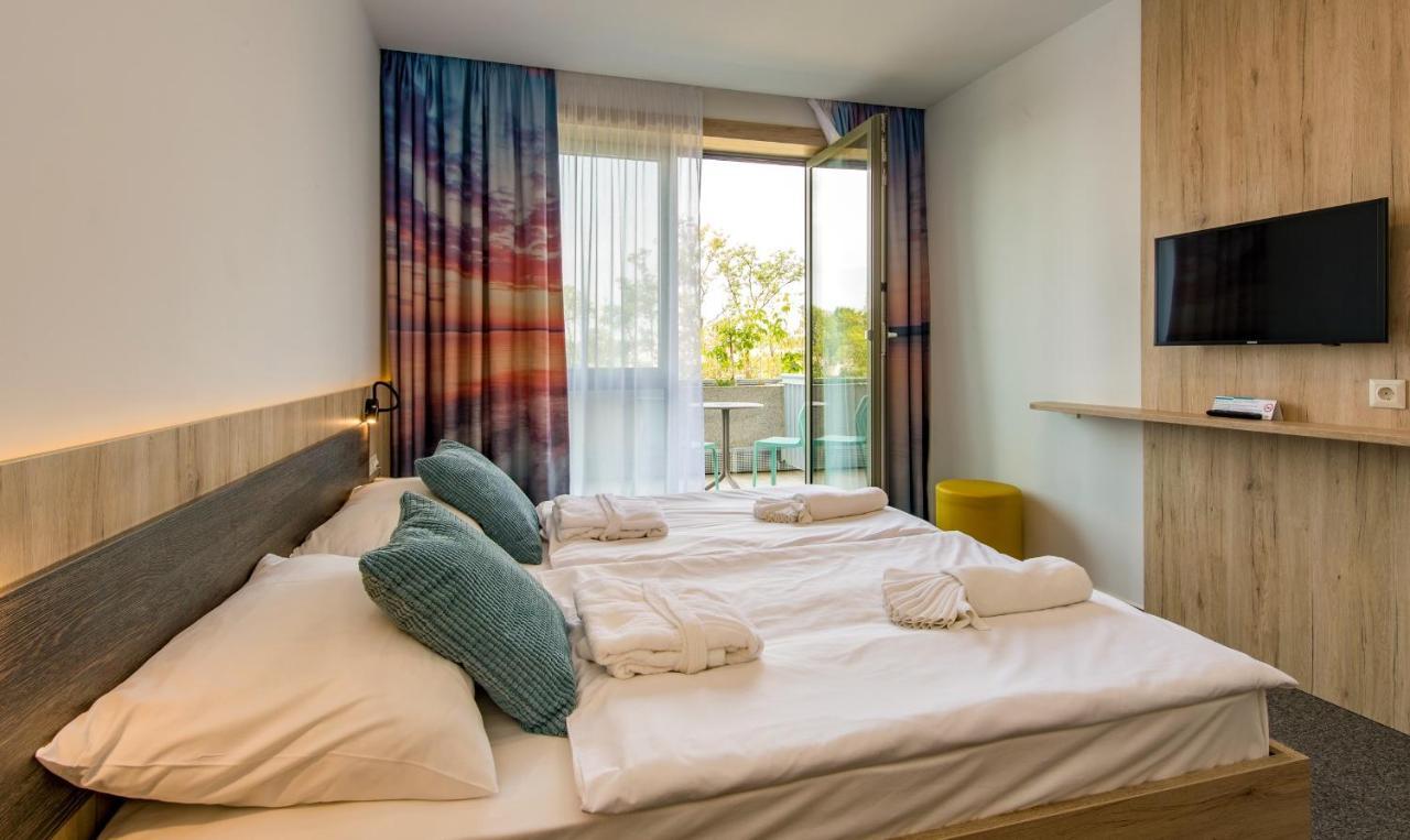 Akademia Hotel بالاتونفوريد المظهر الخارجي الصورة