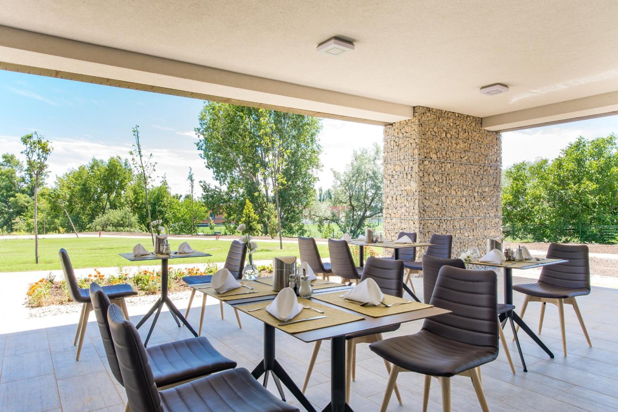 Akademia Hotel بالاتونفوريد المظهر الخارجي الصورة