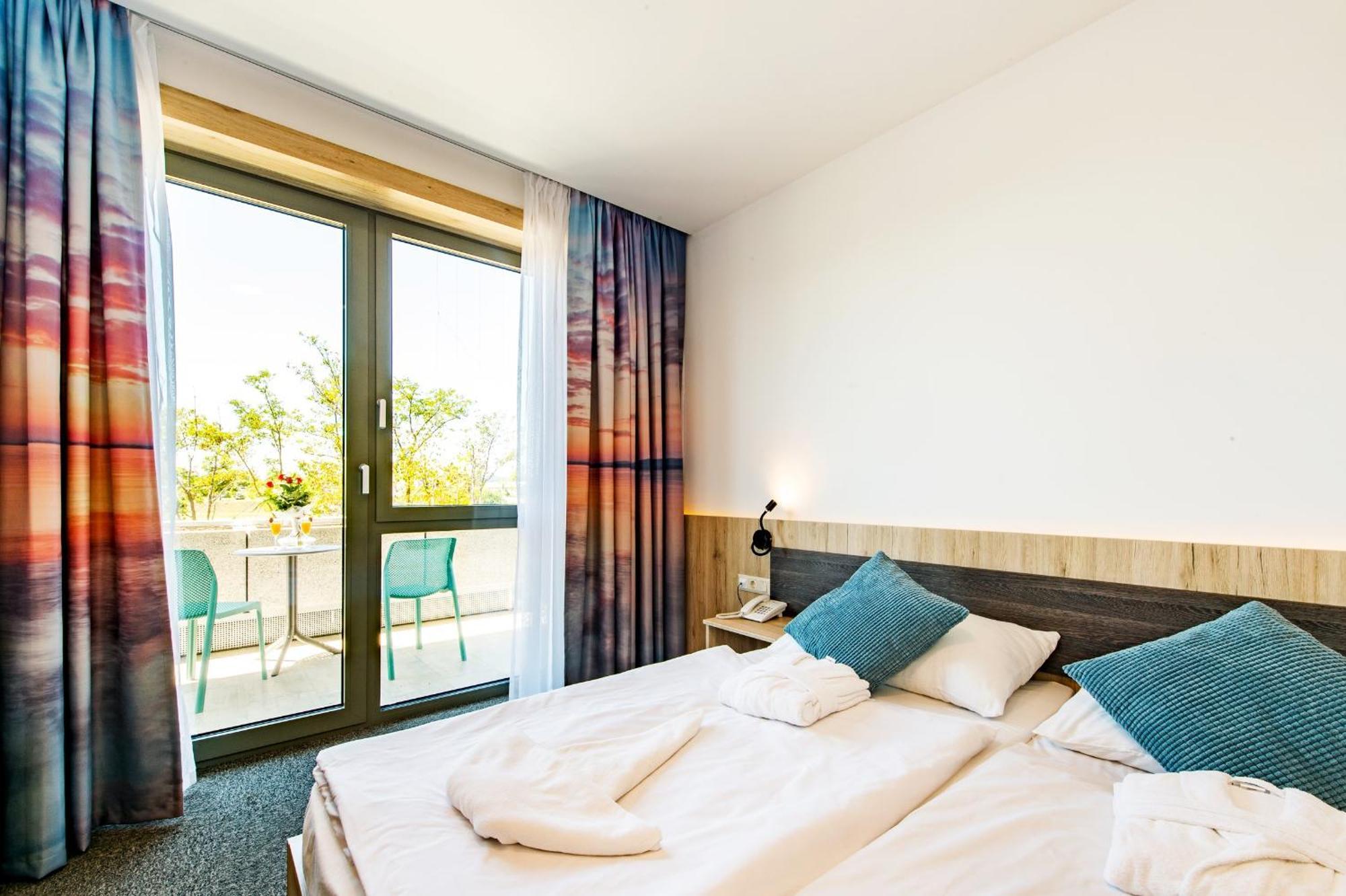Akademia Hotel بالاتونفوريد المظهر الخارجي الصورة