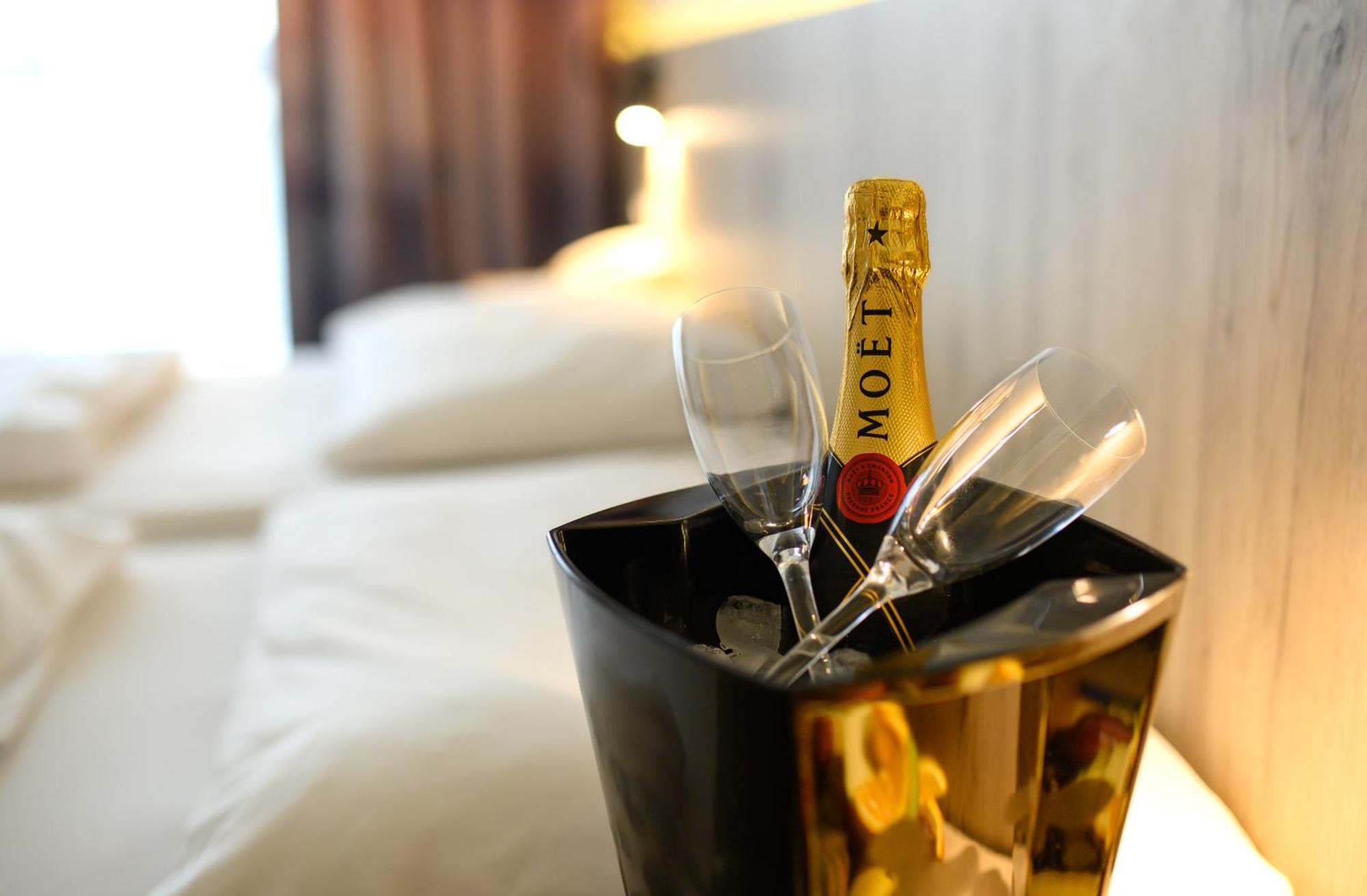 Akademia Hotel بالاتونفوريد المظهر الخارجي الصورة
