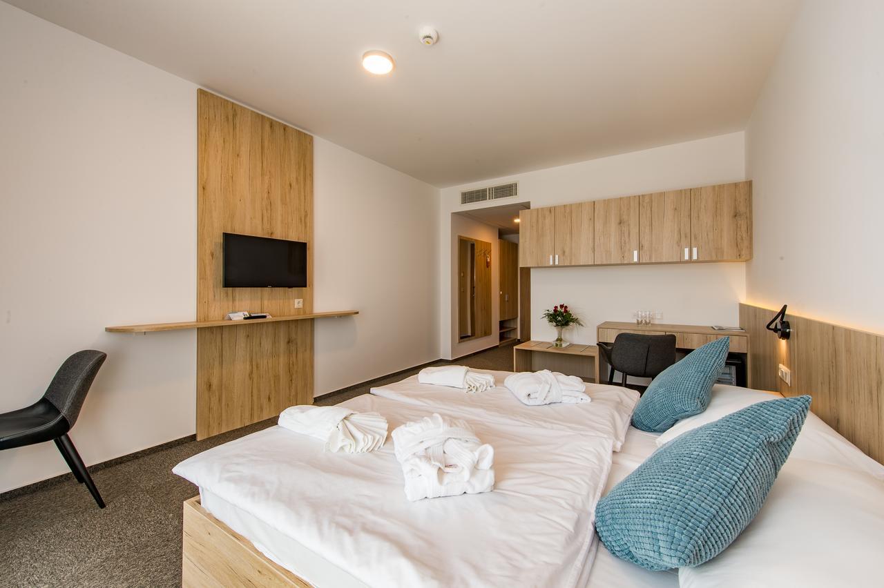 Akademia Hotel بالاتونفوريد المظهر الخارجي الصورة