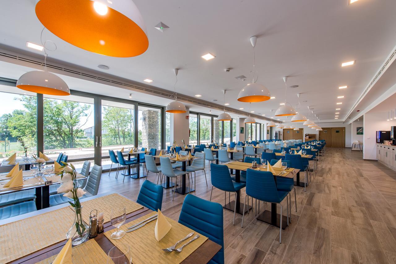 Akademia Hotel بالاتونفوريد المظهر الخارجي الصورة